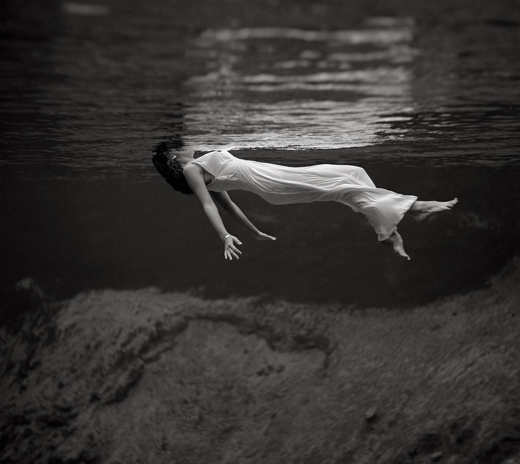 Lady in the Water - 1947 - autor: Antoinette Frissell | source: Sorphy.com