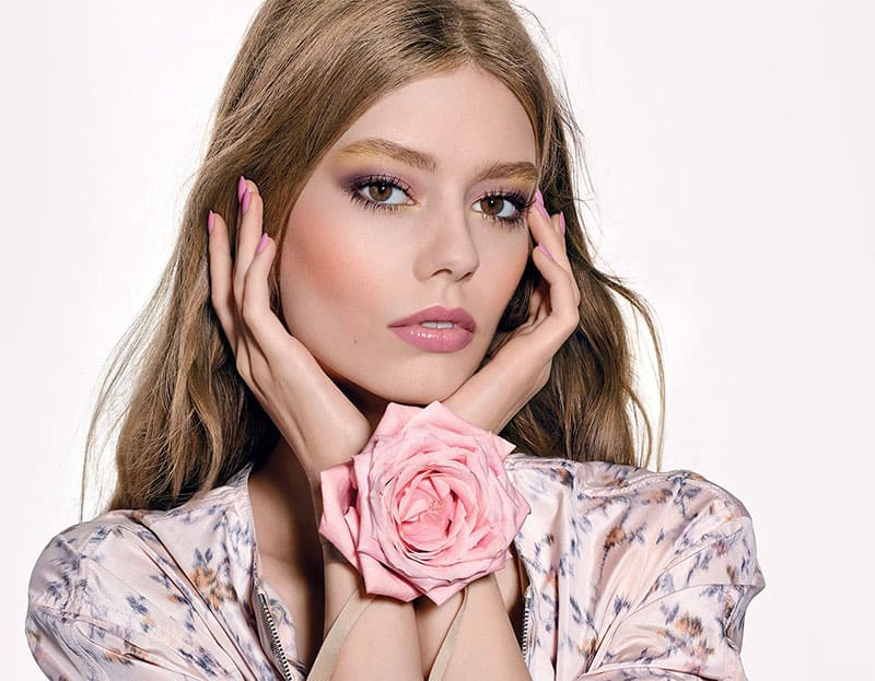 Do kampanii reklamowej promującej kosmetyki 'Glowing Gardens' wybrano przepiękną amerykańską modelkę: Ondrie Hardid.